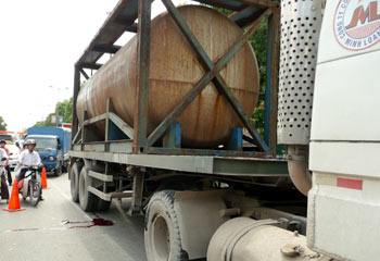 Lao đầu vào gầm ôtô tải 